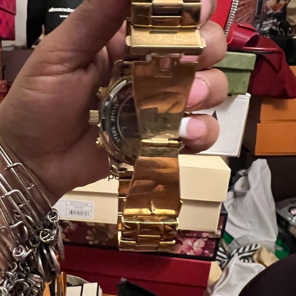 Big face watch 2 missing stones needs a new battery - Picture 3 of 4